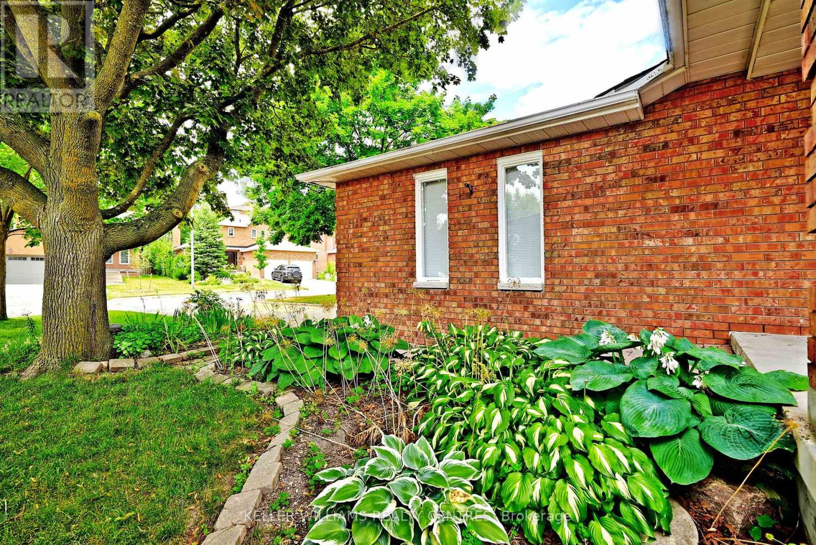 16 Lanewood Drive, Aurora, Ontario  L4G 4T7 - Photo 4 - N12436277