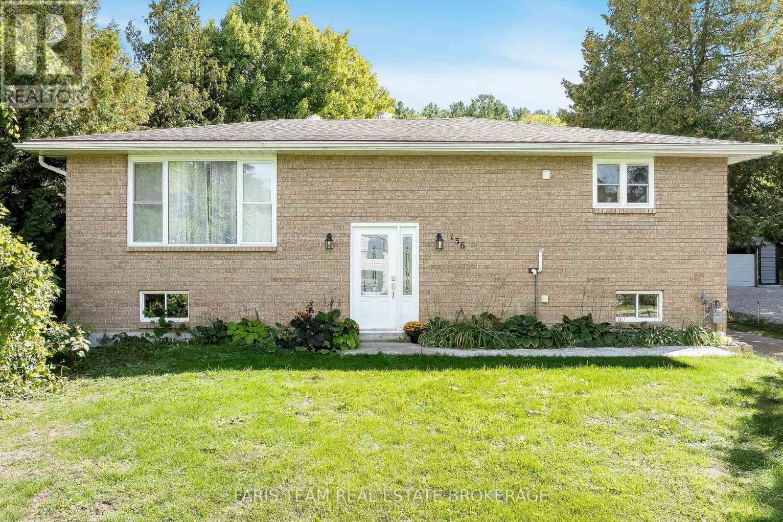 136 Poyntz Street, Penetanguishene, Ontario  L9M 1P4 - Photo 2 - S12436259