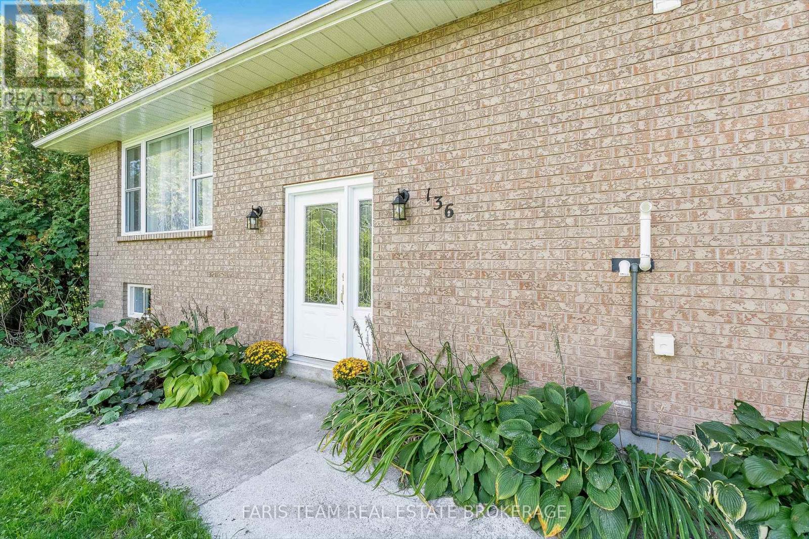 136 Poyntz Street, Penetanguishene, Ontario  L9M 1P4 - Photo 4 - S12436259