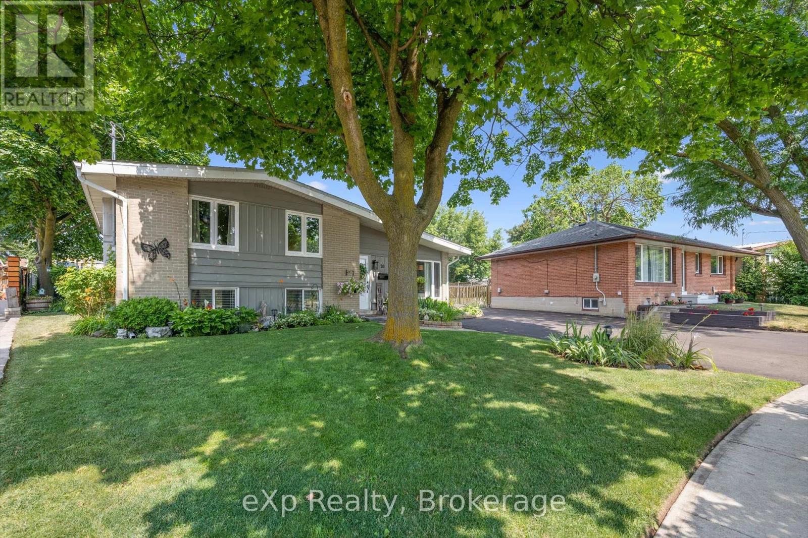 28 Alston Court, Brampton, Ontario  L6W 3B6 - Photo 4 - W12436475