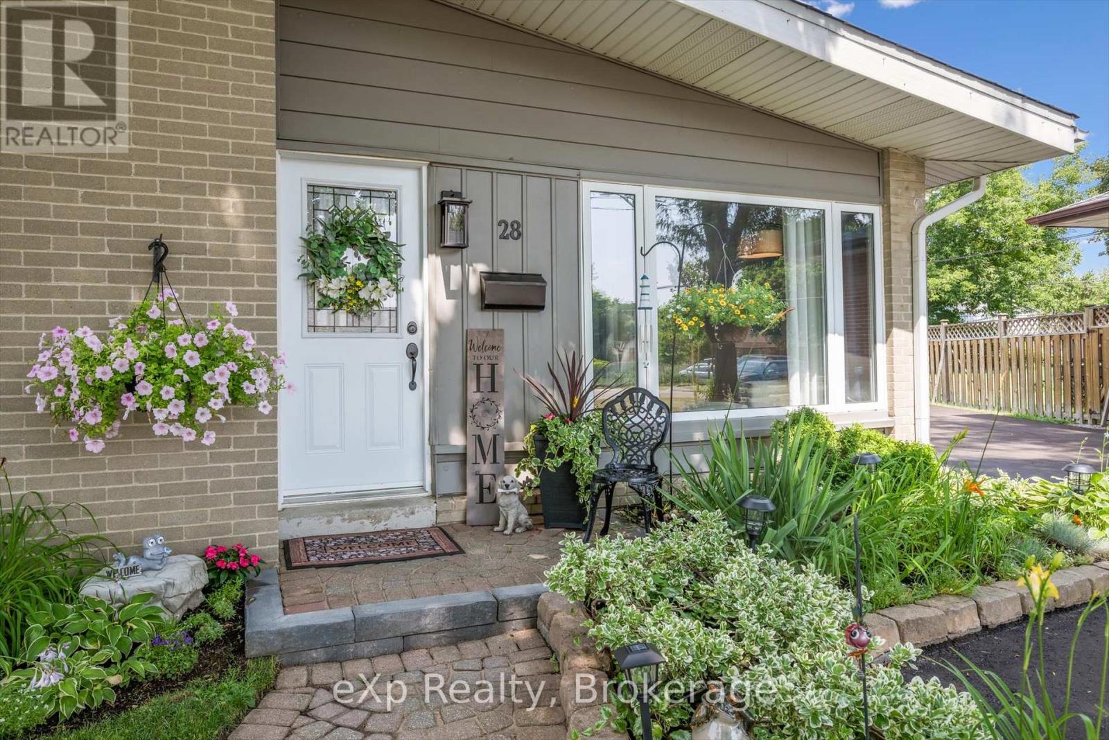 28 Alston Court, Brampton, Ontario  L6W 3B6 - Photo 5 - W12436475