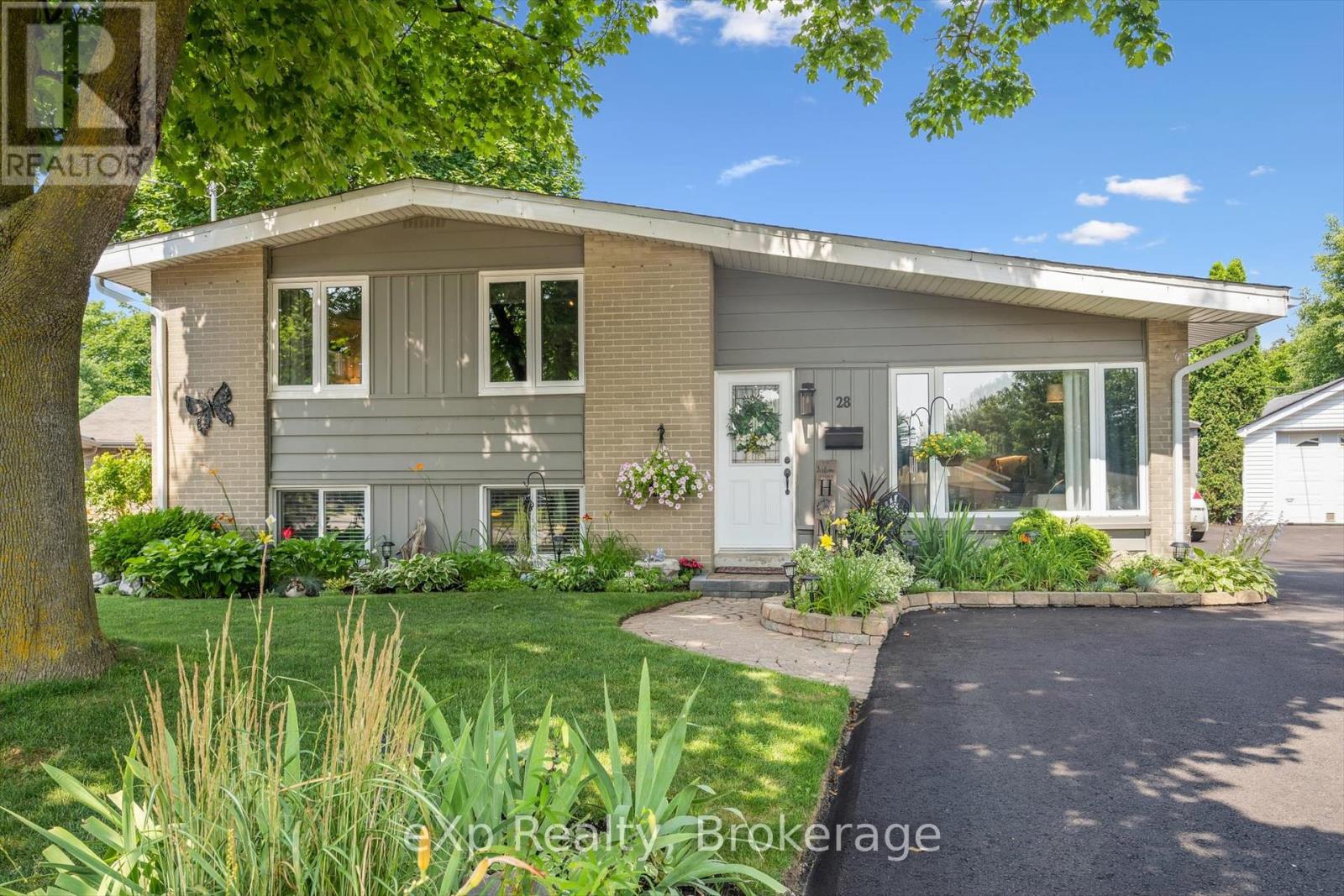 28 Alston Court, Brampton, Ontario  L6W 3B6 - Photo 2 - W12436475