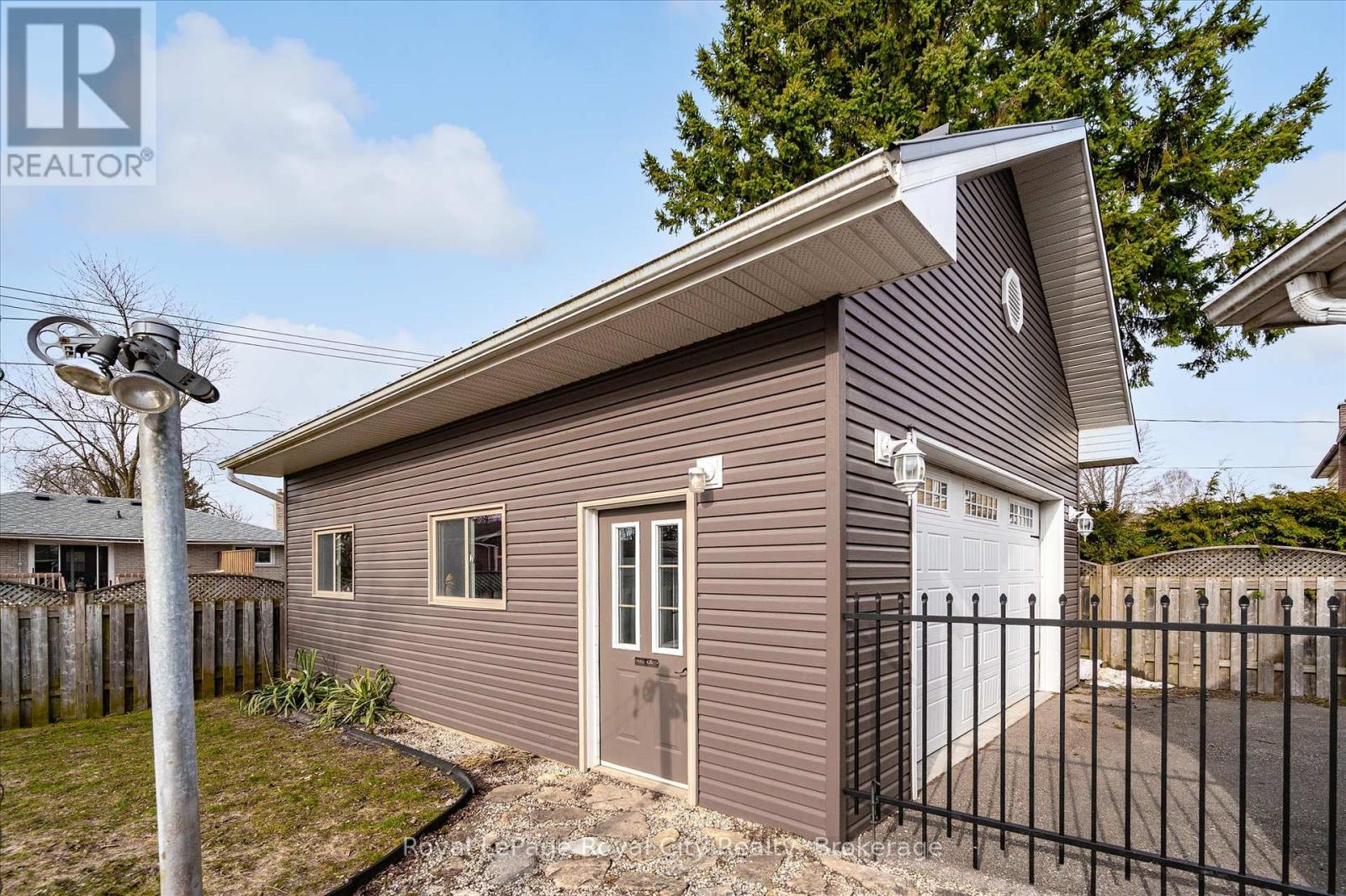 15 Wellington Drive, Centre Wellington, Ontario  N0B 1J0 - Photo 31 - X12436460