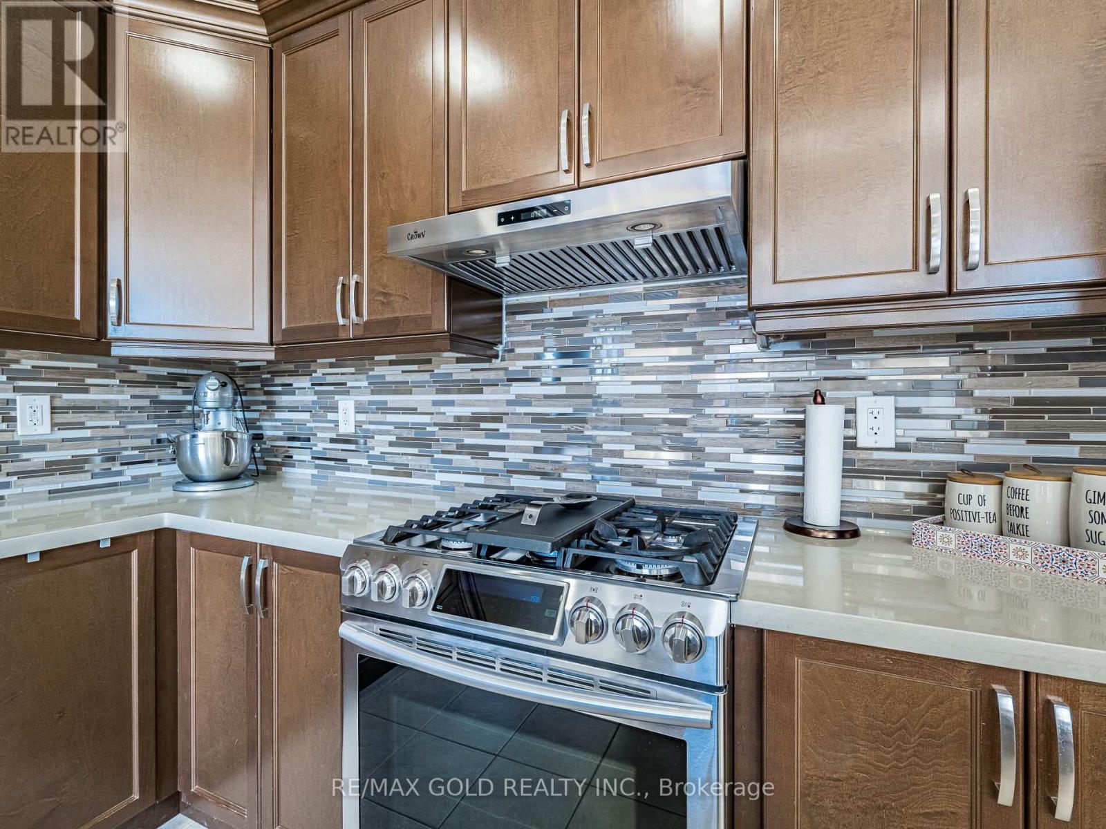 140 Thornbush Boulevard, Brampton, Ontario  L7A 4P6 - Photo 12 - W12436249