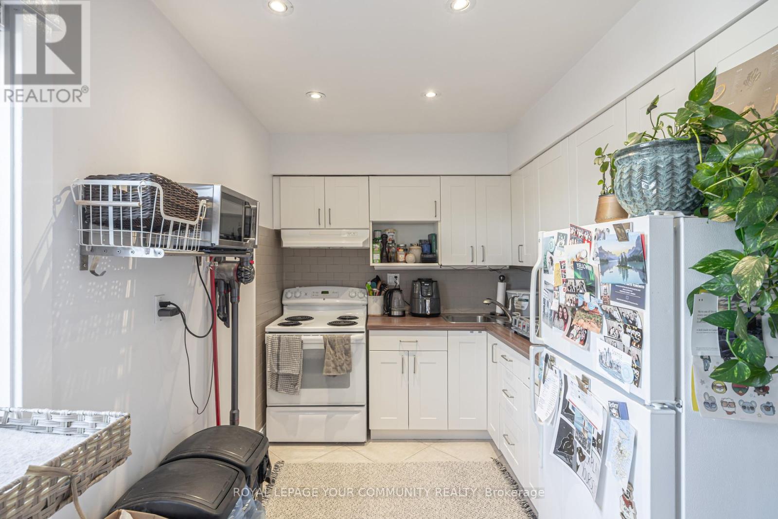 154 Day Avenue, Toronto, Ontario  M6E 3W3 - Photo 15 - W12436256
