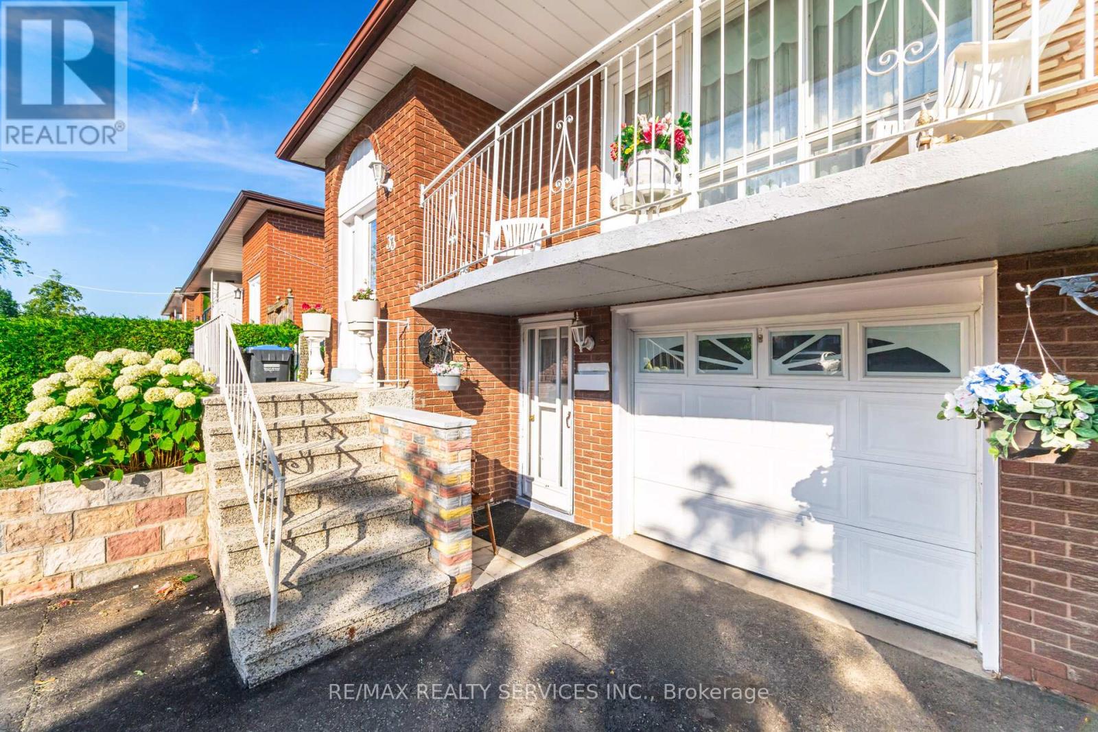 33 Tolton Drive, Brampton, Ontario  L6V 2P9 - Photo 6 - W12436267