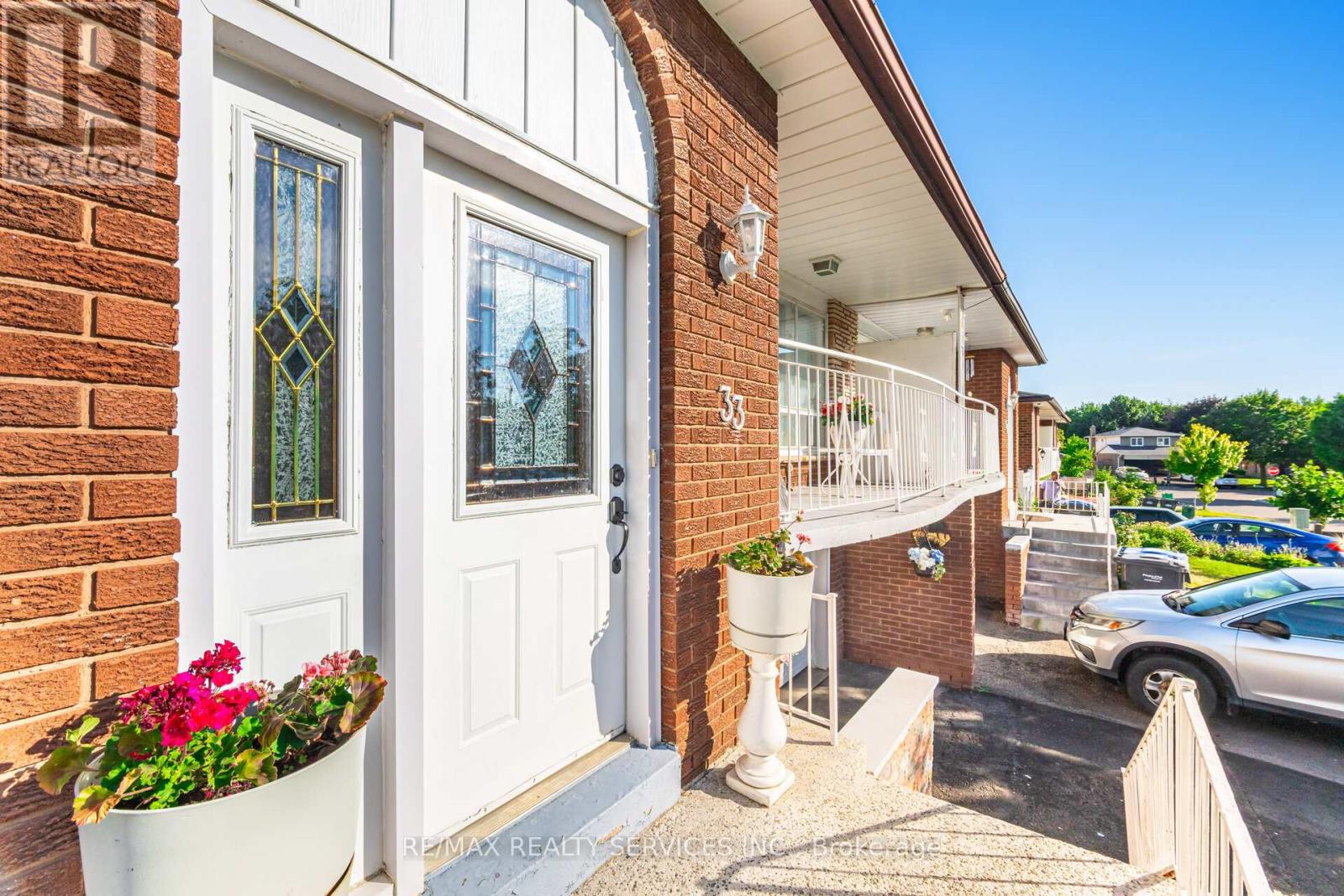33 Tolton Drive, Brampton, Ontario  L6V 2P9 - Photo 7 - W12436267