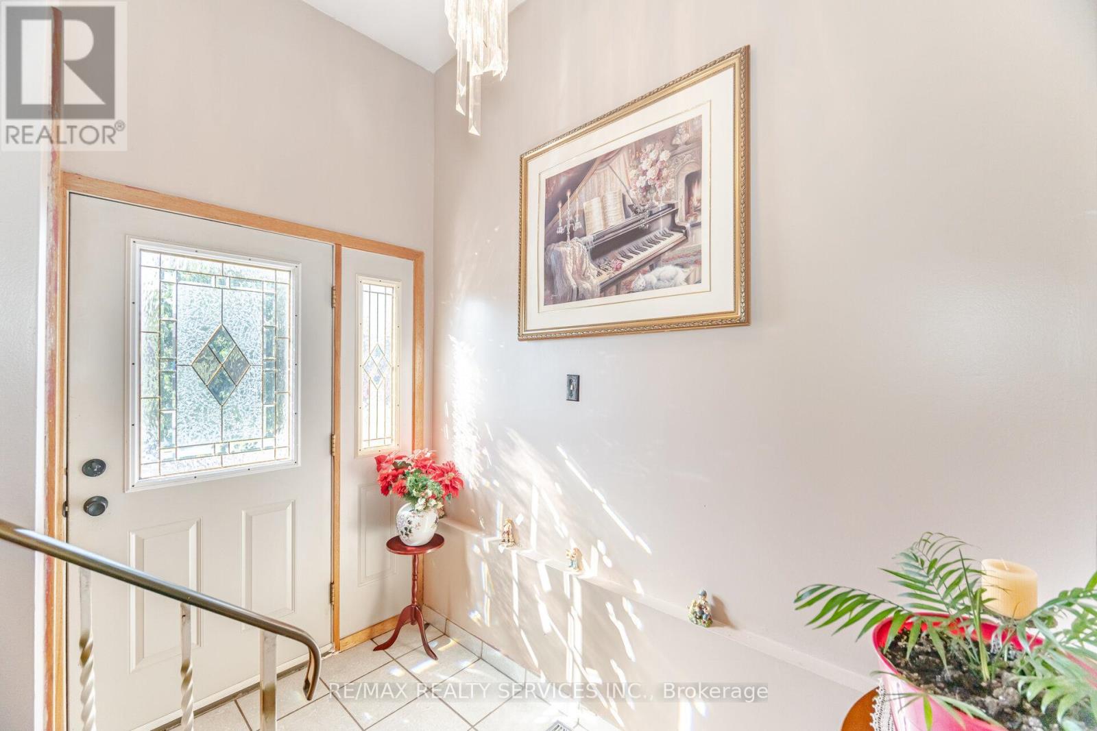 33 Tolton Drive, Brampton, Ontario  L6V 2P9 - Photo 8 - W12436267