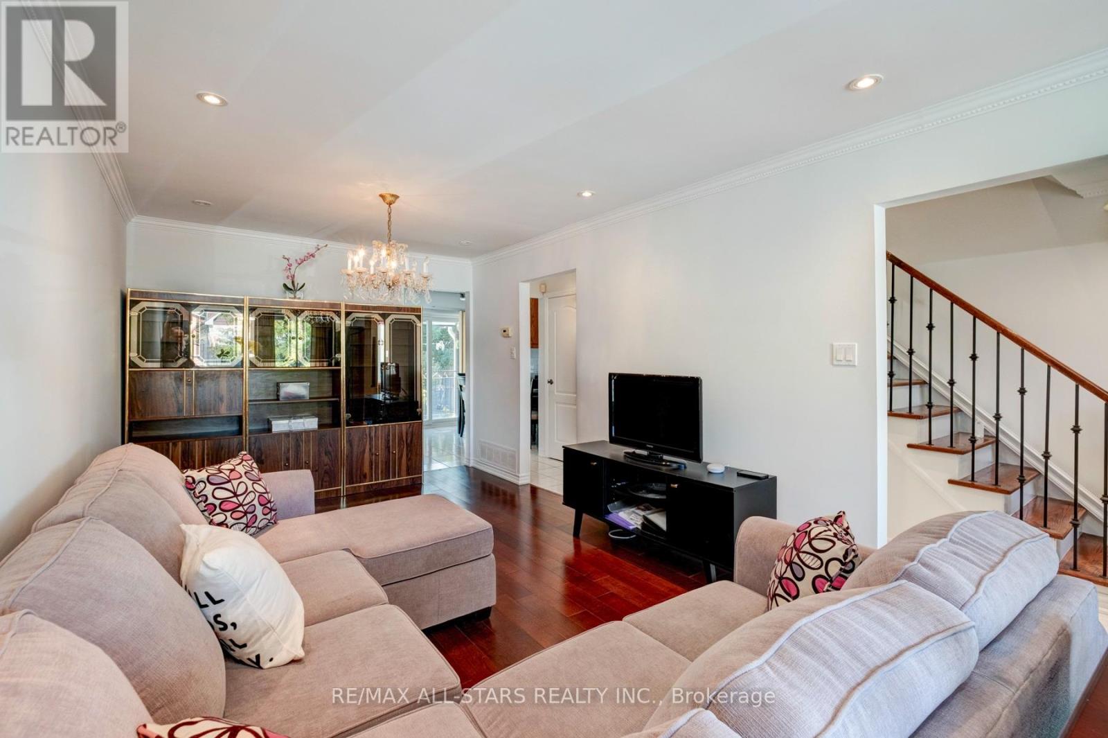 8a Ruthven Place, Toronto, Ontario  M6N 2R5 - Photo 10 - W12436269