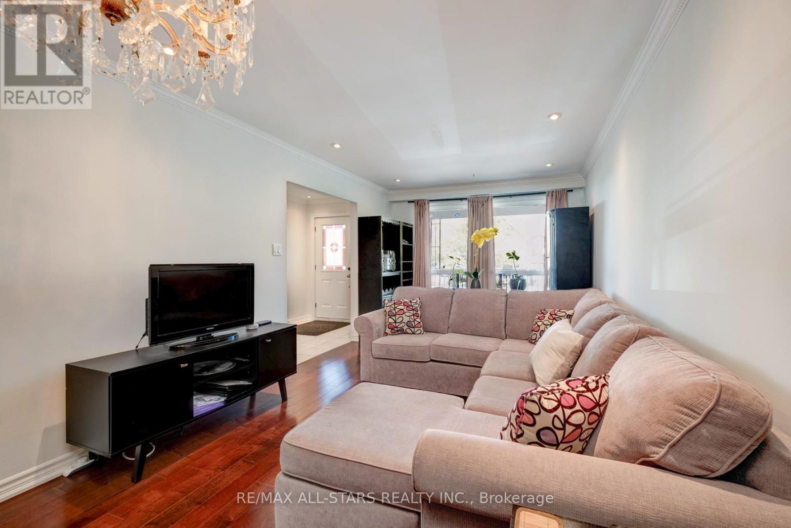 8a Ruthven Place, Toronto, Ontario  M6N 2R5 - Photo 13 - W12436269