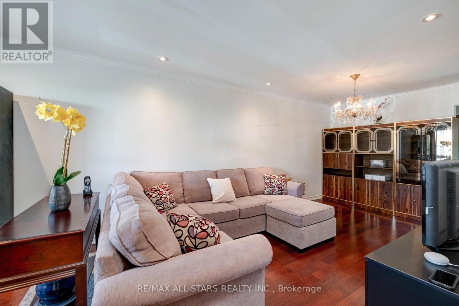 8a Ruthven Place, Toronto, Ontario  M6N 2R5 - Photo 9 - W12436269