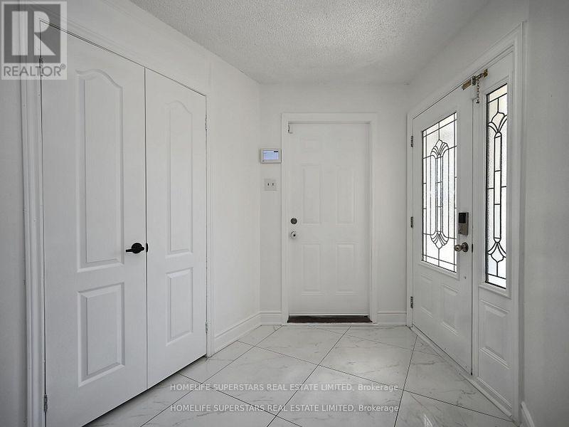 20 Bexley Court, Brampton, Ontario  L6W 4B2 - Photo 3 - W12436295