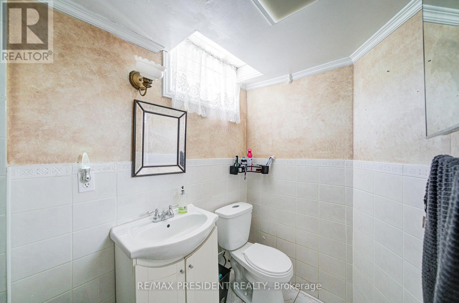 74 Bloomington Crescent, Toronto, Ontario  M3N 1R1 - Photo 35 - W12436306