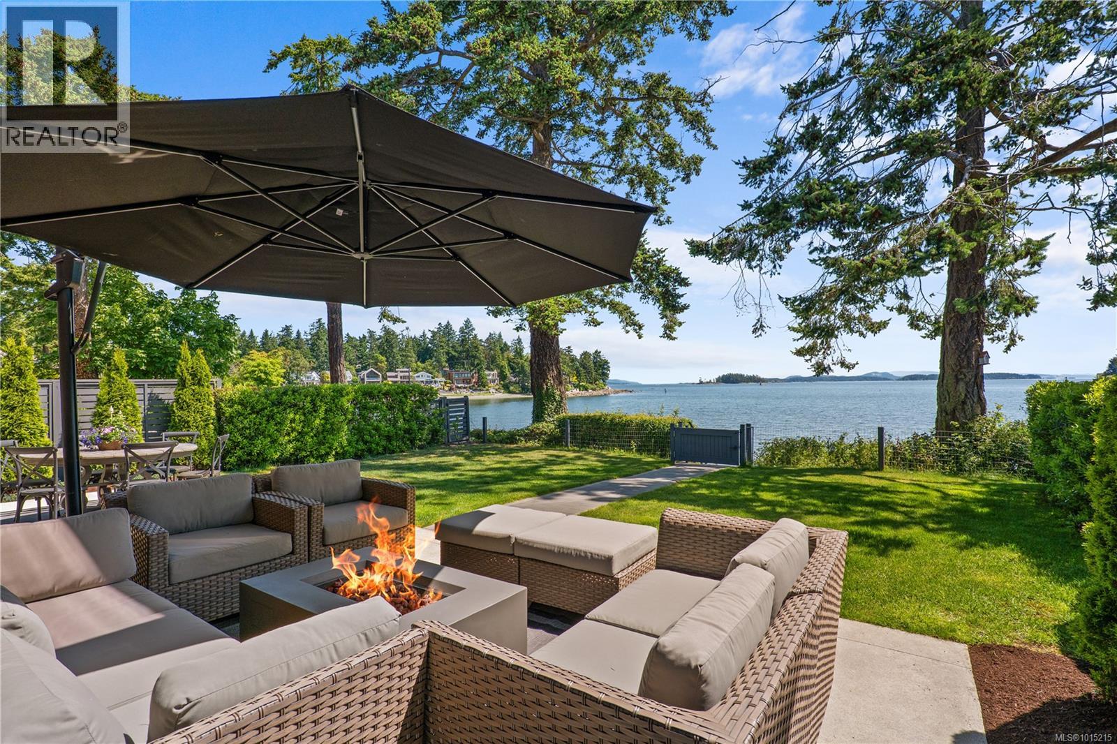 10383 Allbay Rd, Sidney, British Columbia