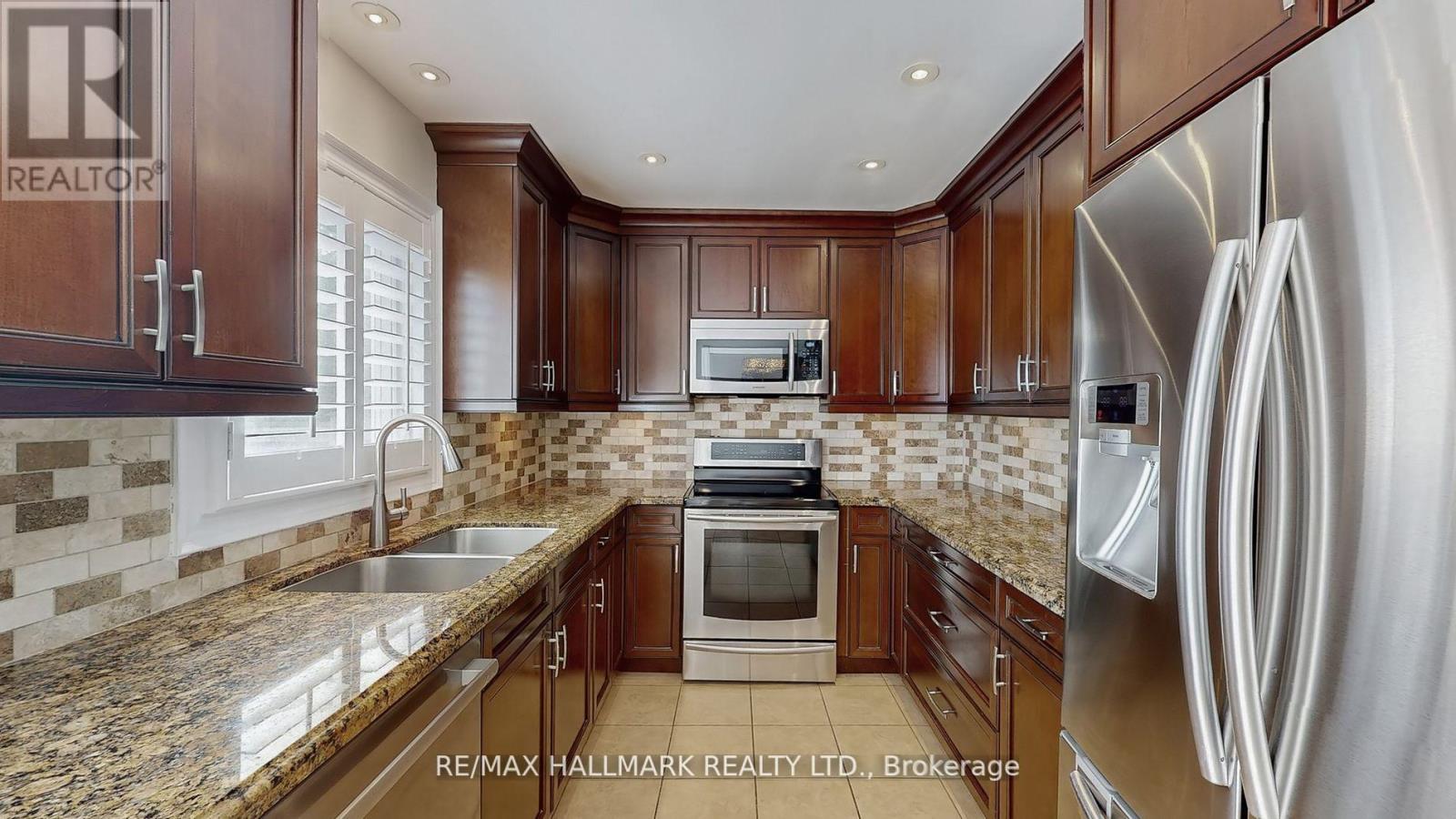 37 Hunter's Point Drive, Richmond Hill, Ontario  L4C 6M5 - Photo 15 - N12436336