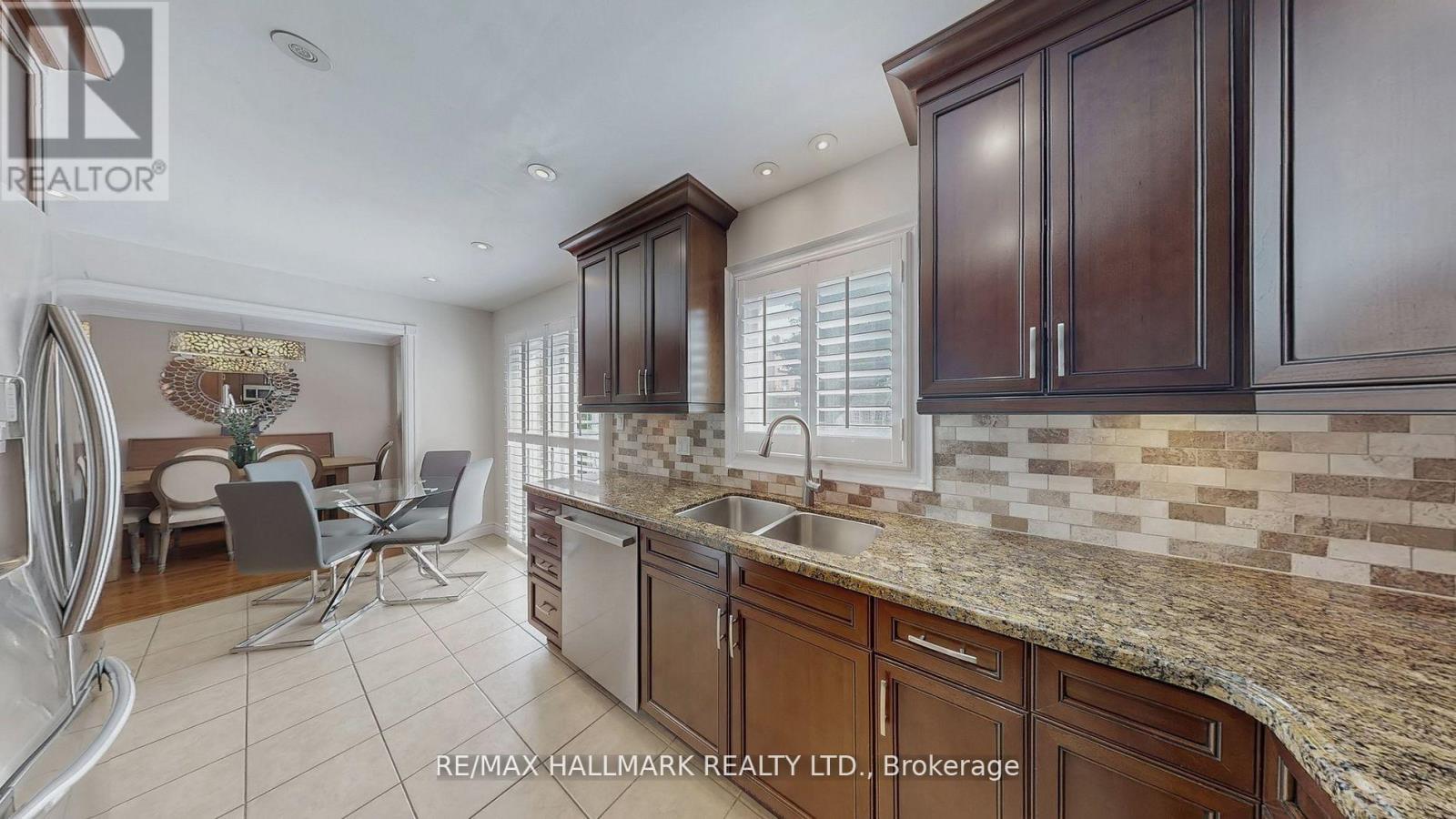 37 Hunter's Point Drive, Richmond Hill, Ontario  L4C 6M5 - Photo 17 - N12436336