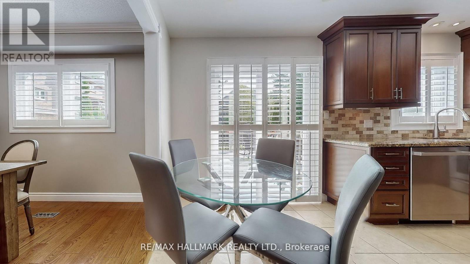 37 Hunter's Point Drive, Richmond Hill, Ontario  L4C 6M5 - Photo 18 - N12436336