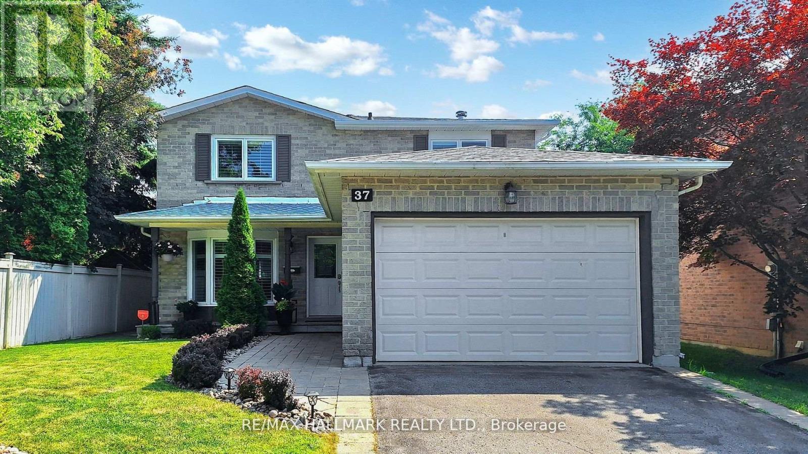 37 Hunter's Point Drive, Richmond Hill, Ontario  L4C 6M5 - Photo 2 - N12436336