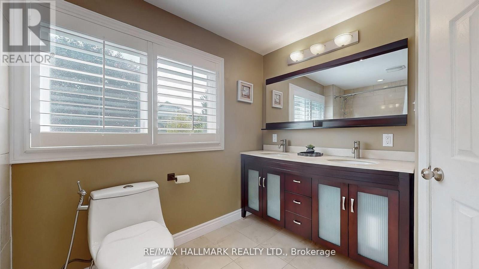 37 Hunter's Point Drive, Richmond Hill, Ontario  L4C 6M5 - Photo 28 - N12436336