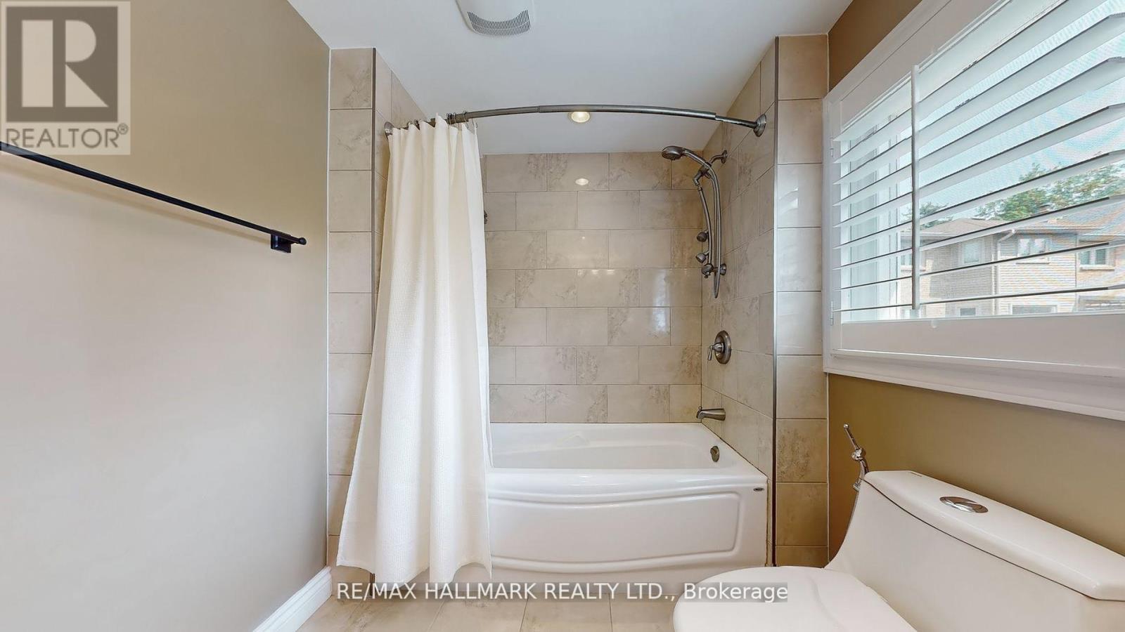 37 Hunter's Point Drive, Richmond Hill, Ontario  L4C 6M5 - Photo 29 - N12436336