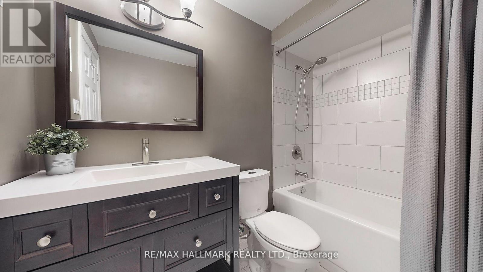 37 Hunter's Point Drive, Richmond Hill, Ontario  L4C 6M5 - Photo 36 - N12436336