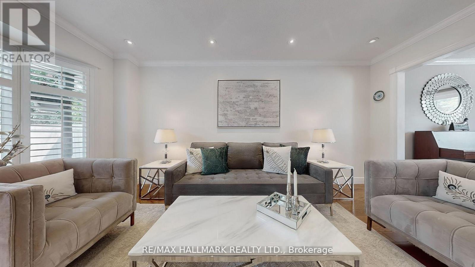 37 Hunter's Point Drive, Richmond Hill, Ontario  L4C 6M5 - Photo 6 - N12436336