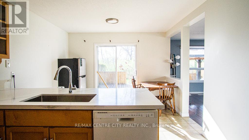 371 Ridgeview Court, London East, Ontario  N5Y 6H7 - Photo 5 - X12436589
