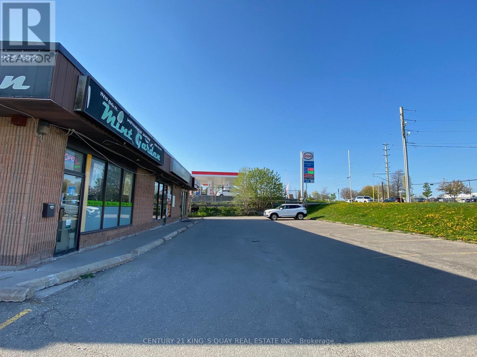 17830 Leslie Street, Newmarket, Ontario  L3Y 3E5 - Photo 3 - N12436394