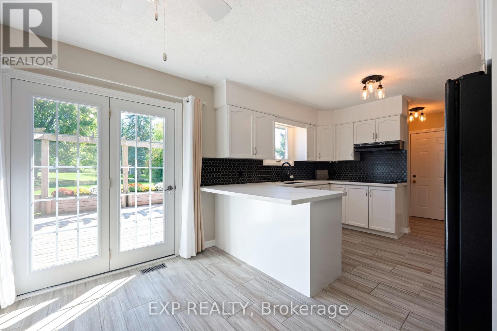258 Nelson Crescent, Innisfil, Ontario  L9S 1E7 - Photo 11 - N12436419