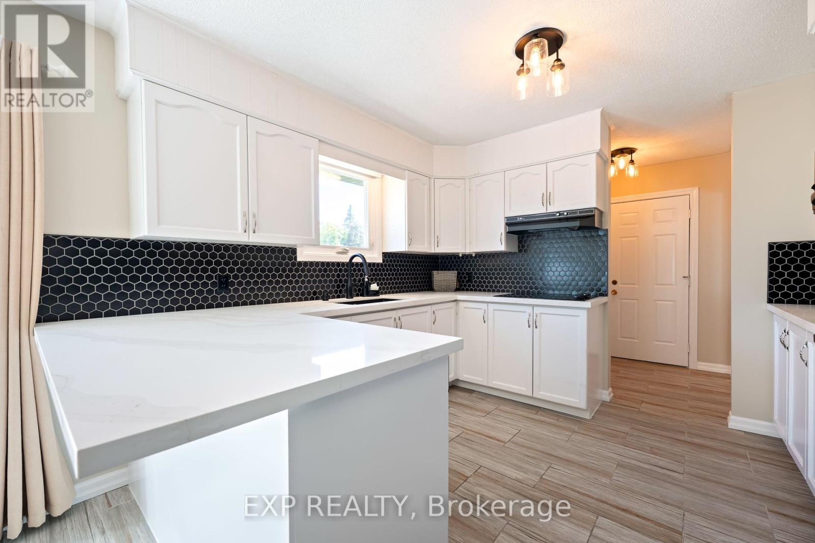 258 Nelson Crescent, Innisfil, Ontario  L9S 1E7 - Photo 13 - N12436419