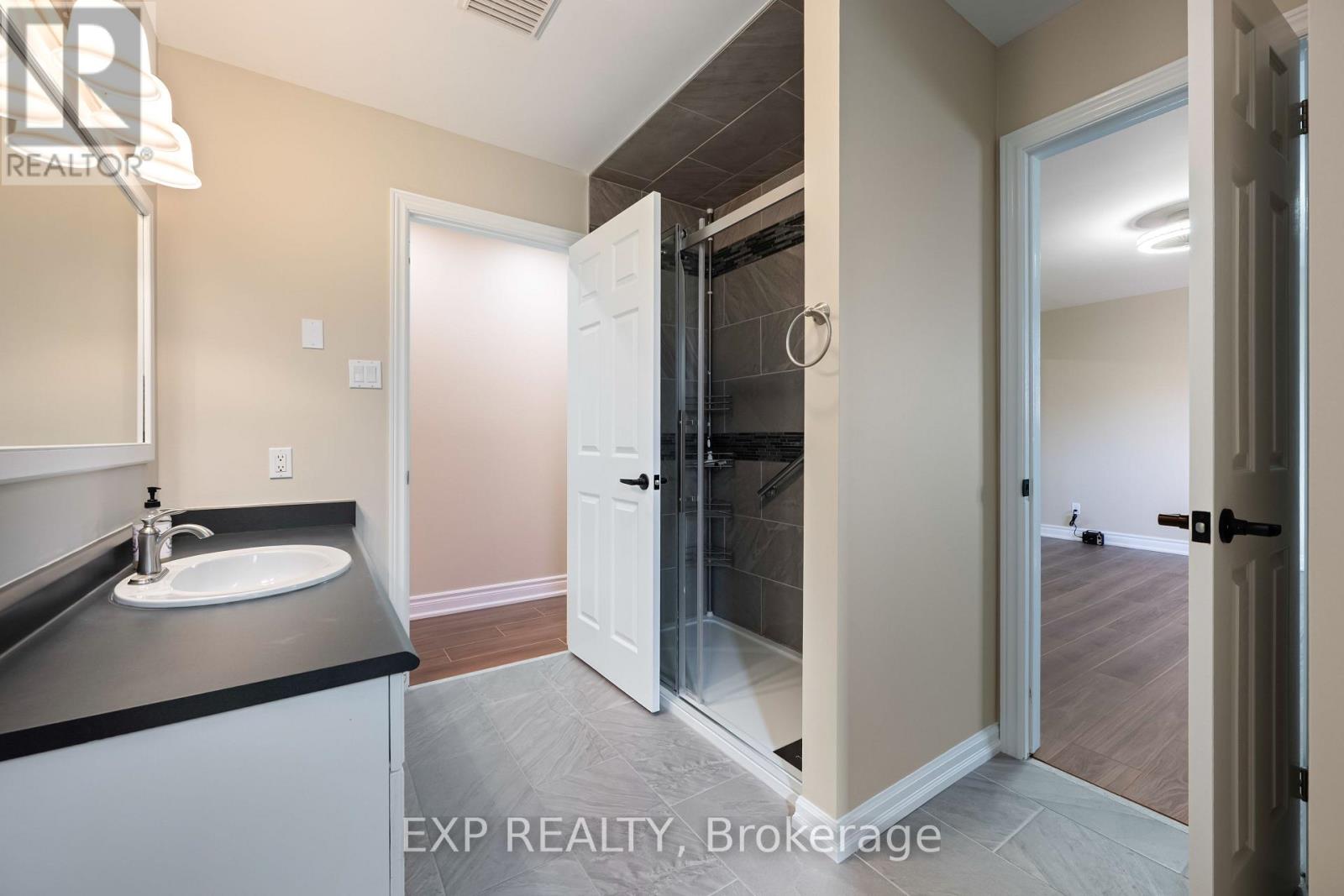 258 Nelson Crescent, Innisfil, Ontario  L9S 1E7 - Photo 17 - N12436419