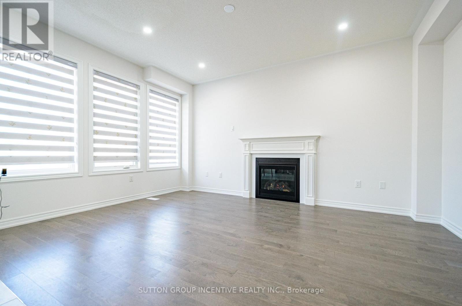 37 Baycroft Boulevard, Essa, Ontario  L3W 0M1 - Photo 6 - N12436455
