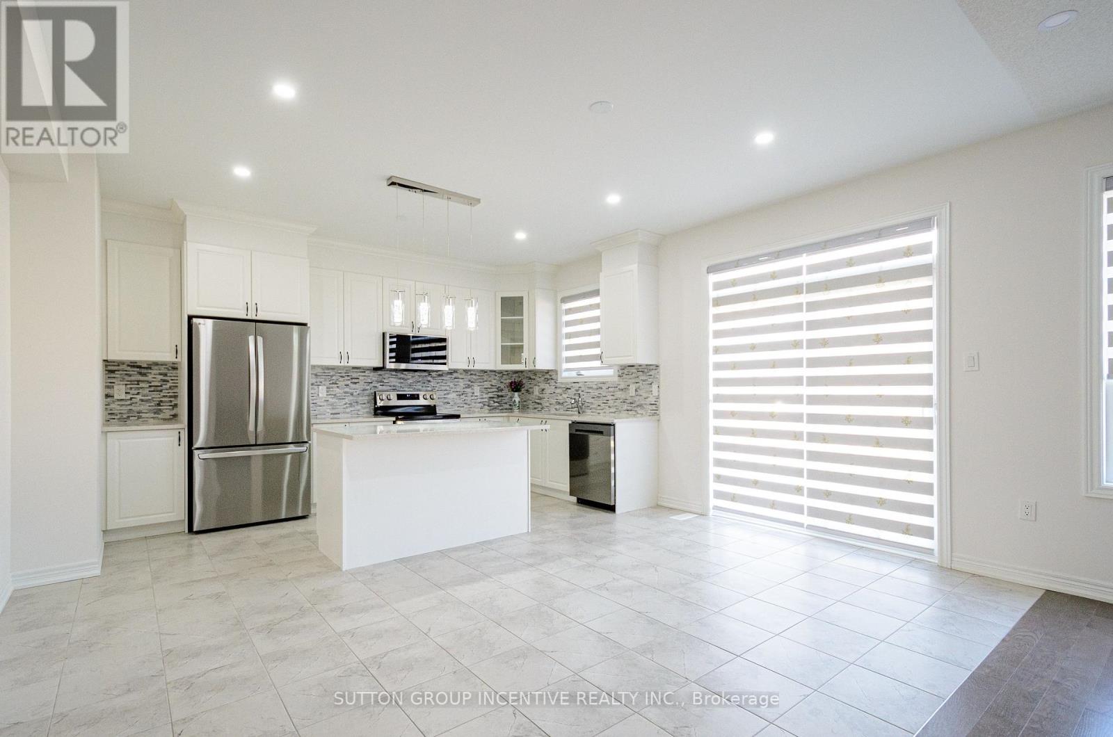 37 Baycroft Boulevard, Essa, Ontario  L3W 0M1 - Photo 8 - N12436455