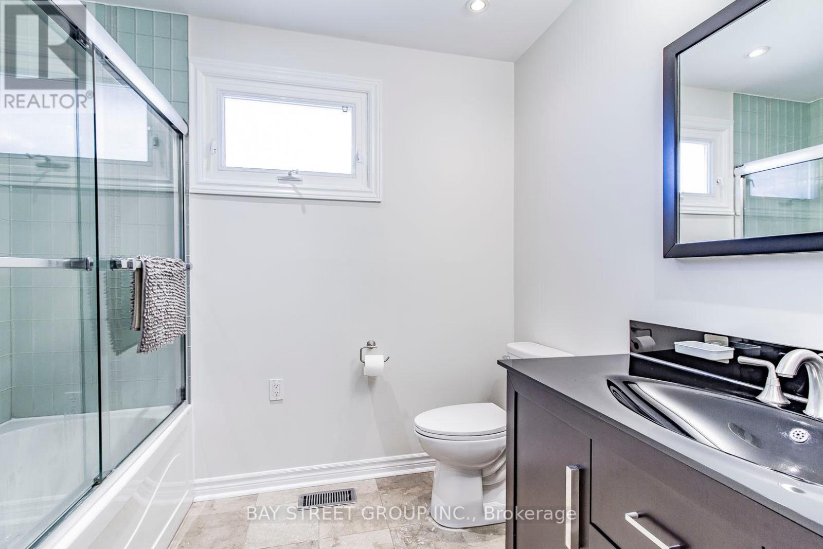 300 Fincham Avenue, Markham, Ontario  L3P 4E7 - Photo 12 - N12436542