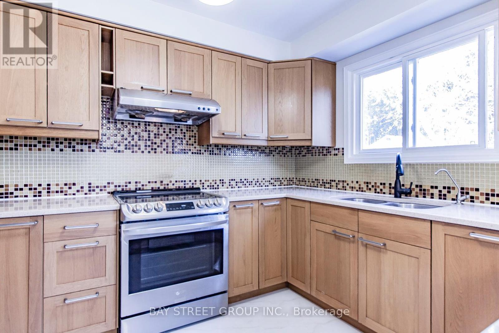300 Fincham Avenue, Markham, Ontario  L3P 4E7 - Photo 4 - N12436542