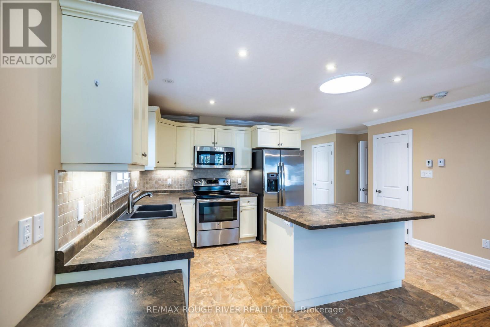 27 New York Avenue, Wasaga Beach, Ontario  L9Z 3A8 - Photo 6 - S12436323