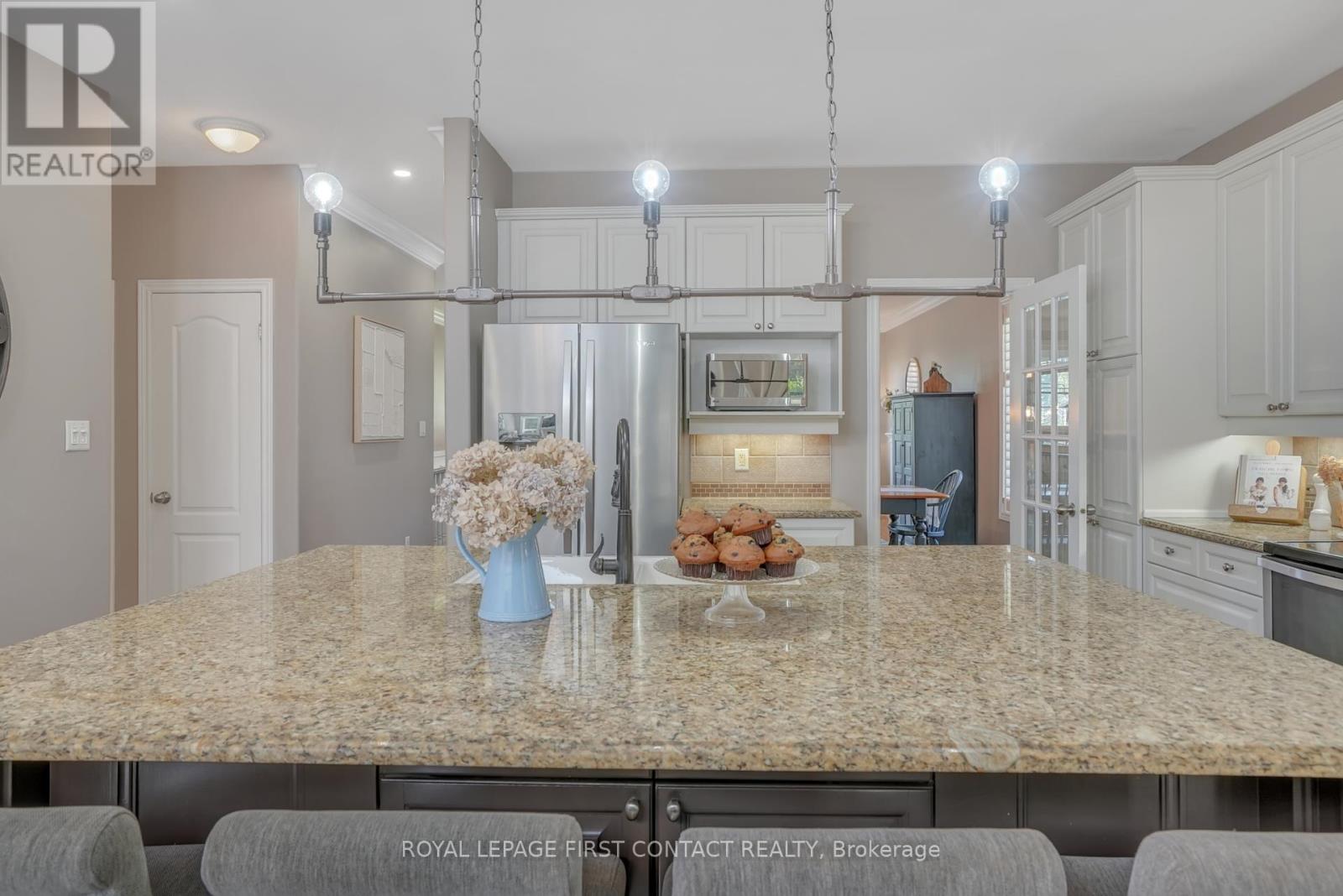 28 Windsor Crescent, Barrie, Ontario  L4N 0K3 - Photo 7 - S12436507