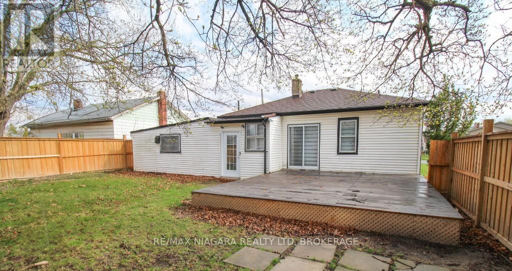 9 Inglewood Road, St. Catharines (Oakdale), Ontario  L2P 2C3 - Photo 2 - X12436623