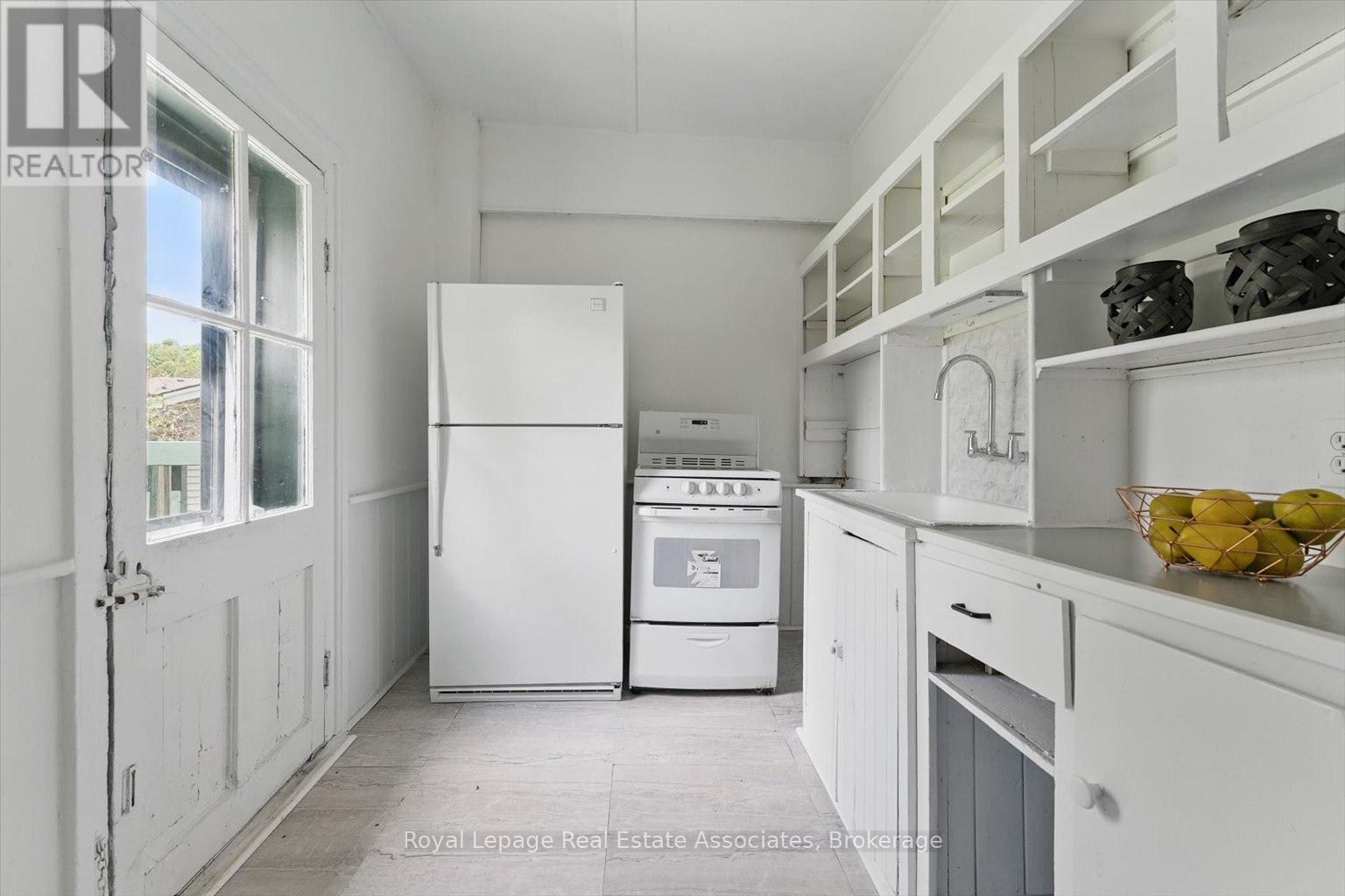 401 Draper Street, Halton Hills, Ontario  L7G 4B6 - Photo 10 - W12436371