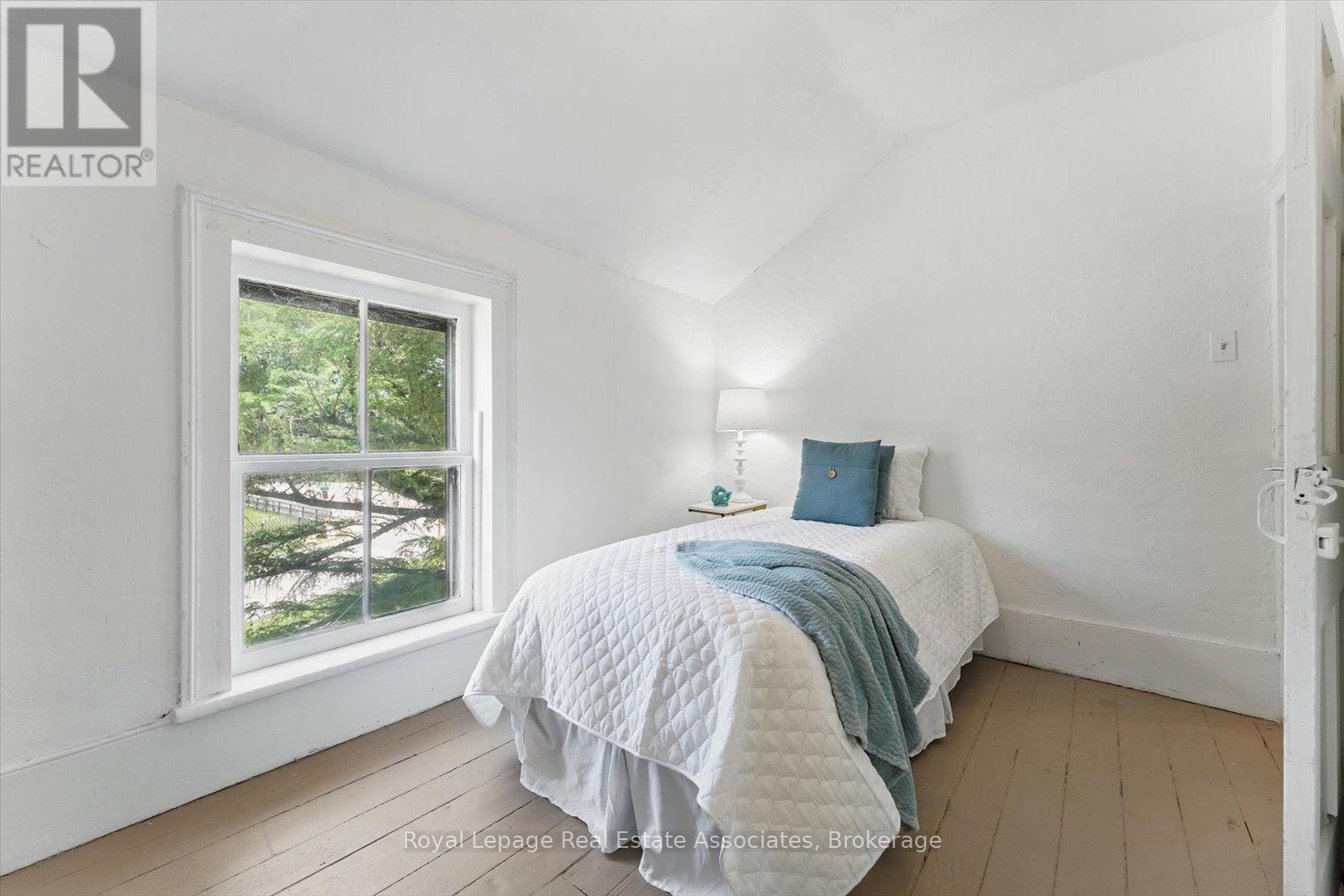 401 Draper Street, Halton Hills, Ontario  L7G 4B6 - Photo 13 - W12436371