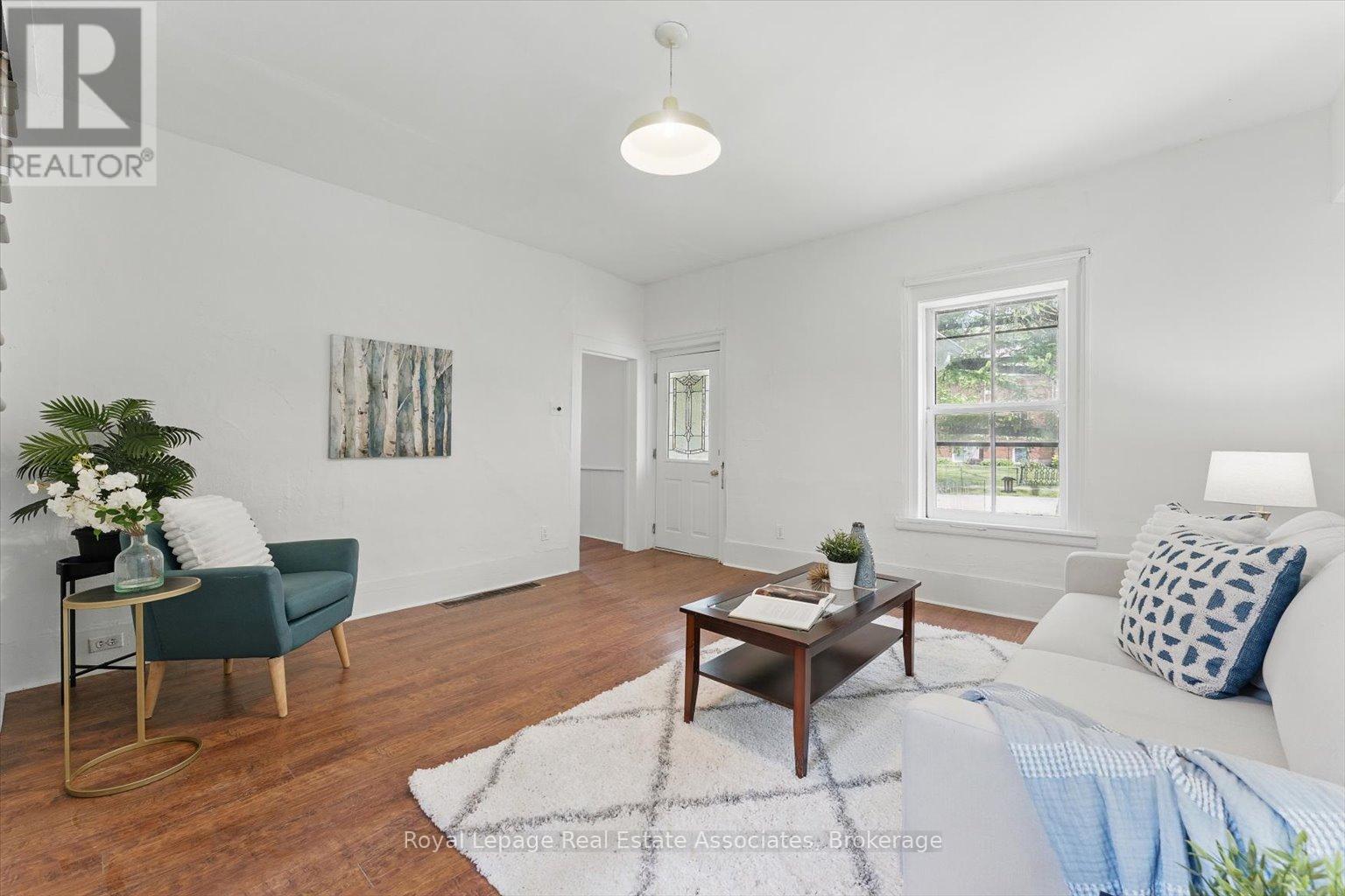 401 Draper Street, Halton Hills, Ontario  L7G 4B6 - Photo 3 - W12436371