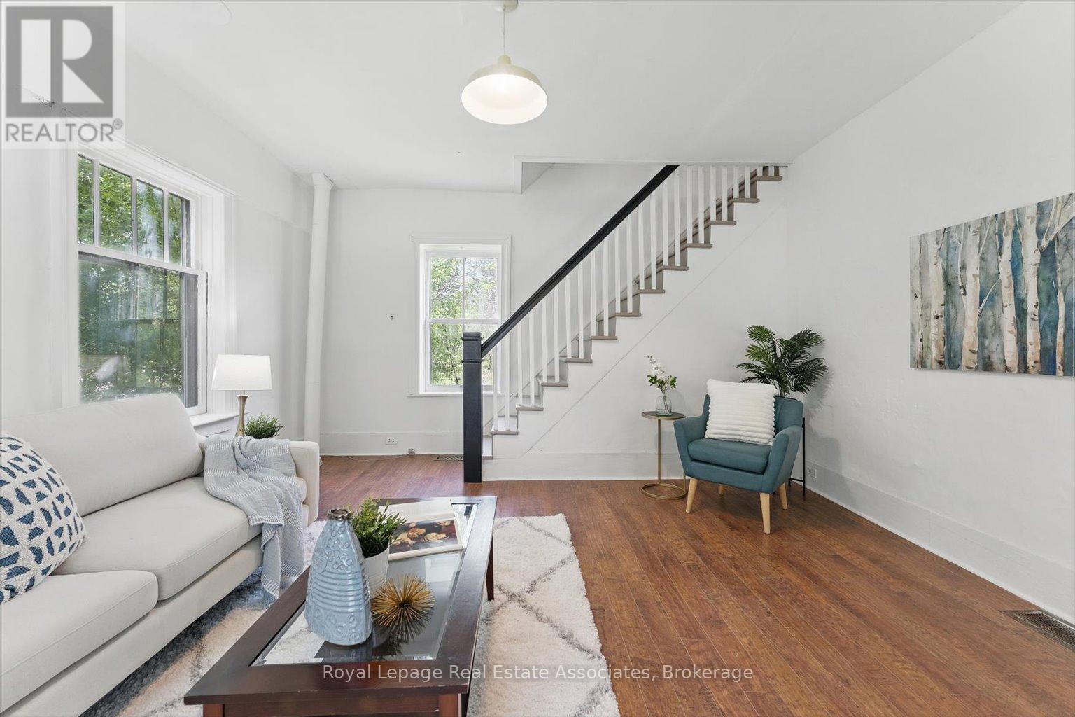 401 Draper Street, Halton Hills, Ontario  L7G 4B6 - Photo 6 - W12436371