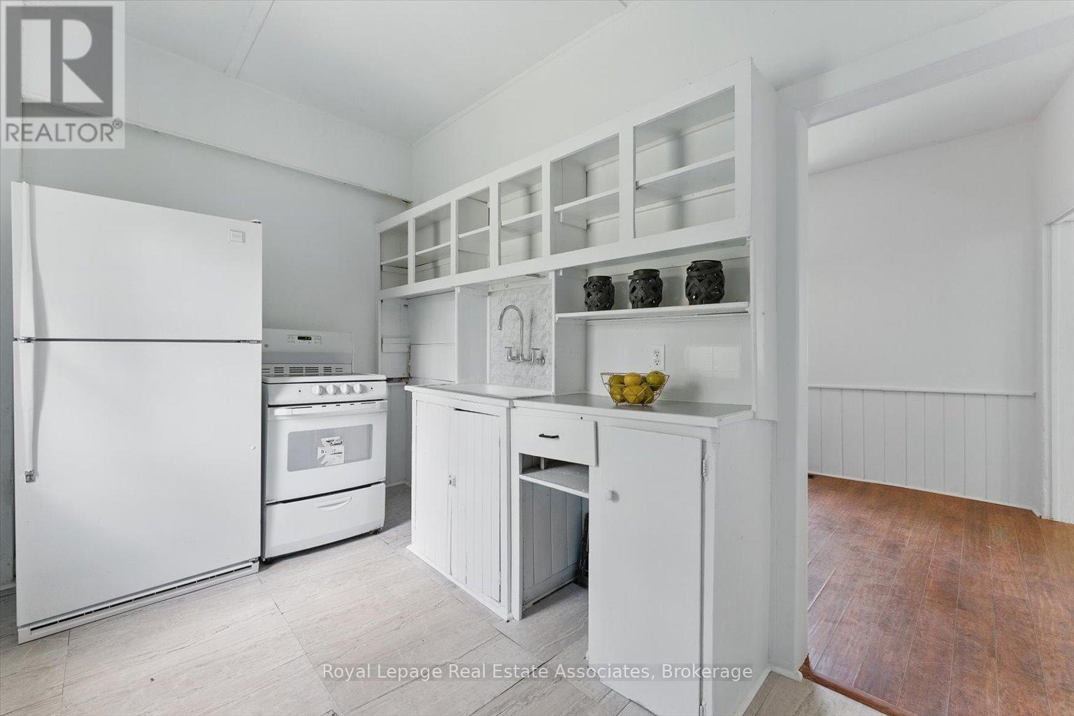 401 Draper Street, Halton Hills, Ontario  L7G 4B6 - Photo 9 - W12436371
