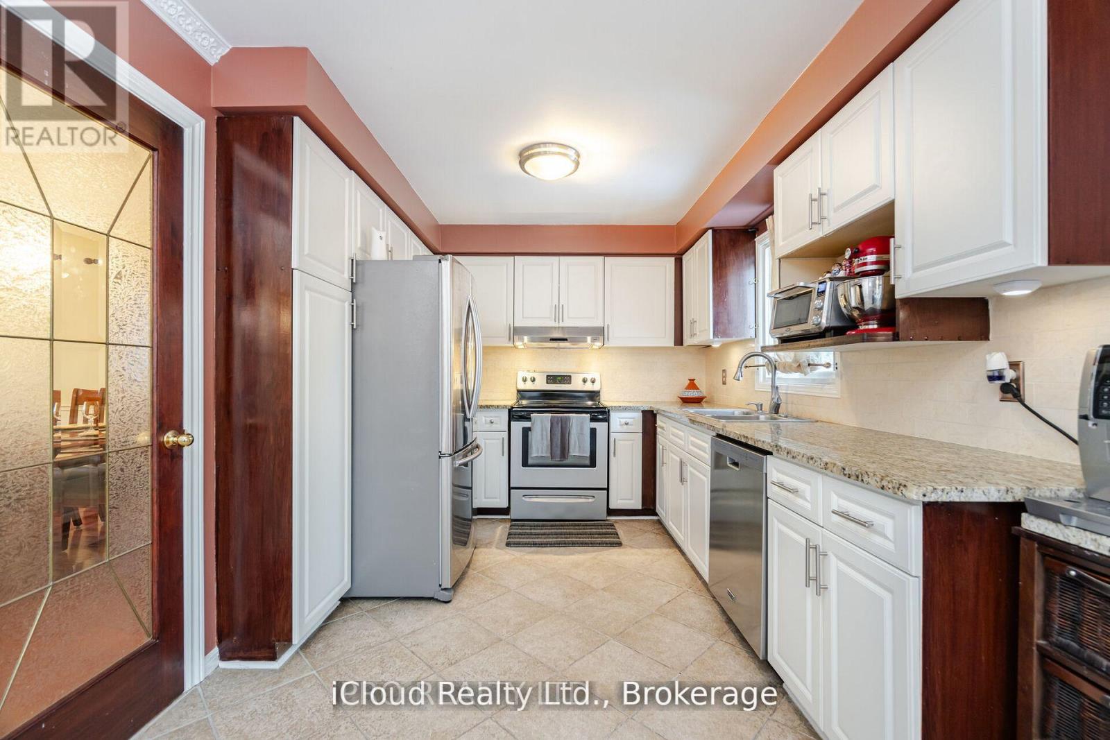 1615 Sir Monty's Drive, Mississauga, Ontario  L5N 4R1 - Photo 10 - W12436421