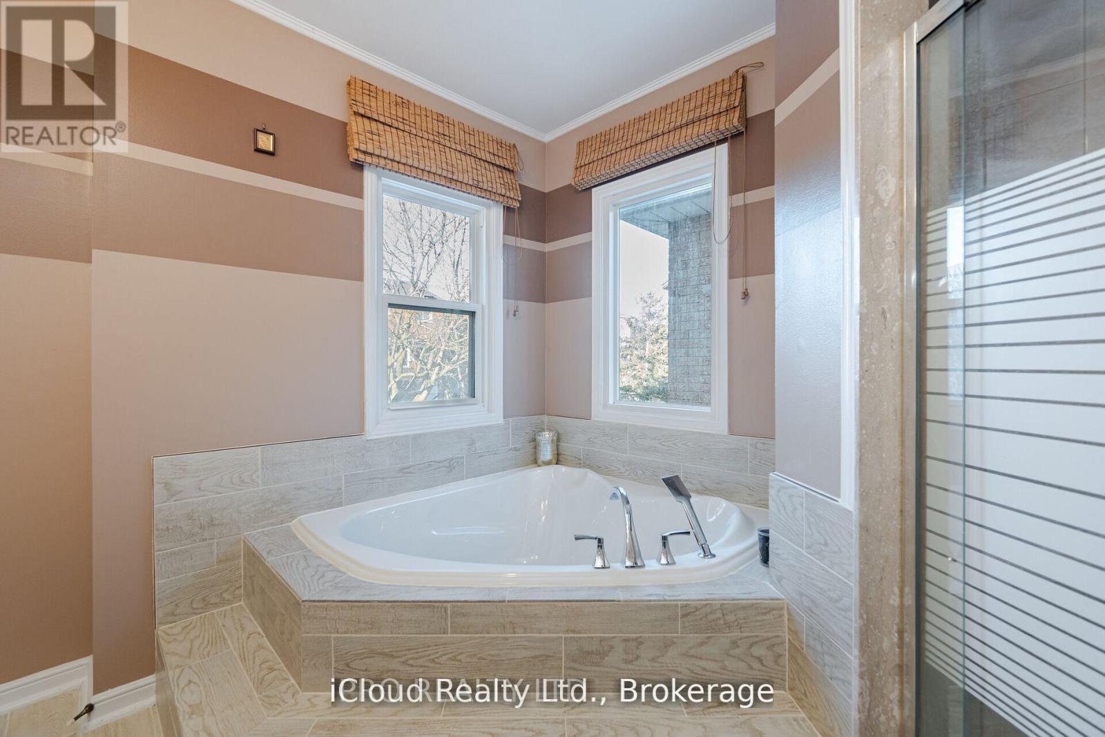 1615 Sir Monty's Drive, Mississauga, Ontario  L5N 4R1 - Photo 22 - W12436421