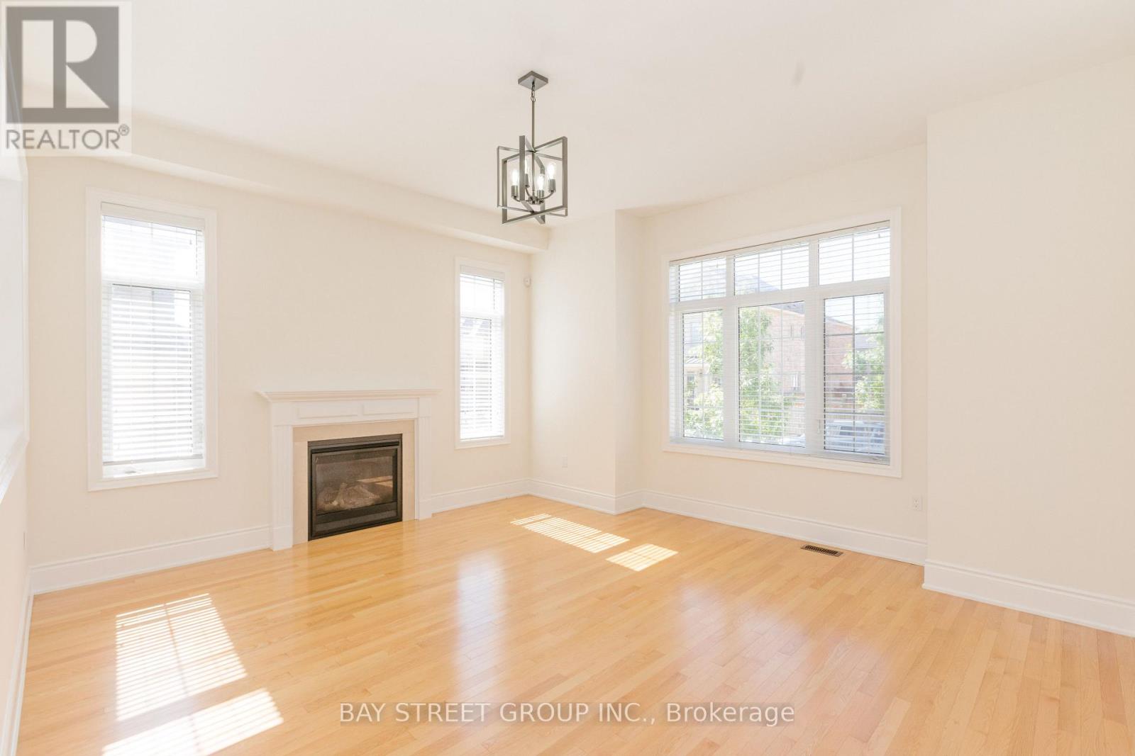 3127 Streamwood Pass, Oakville, Ontario  L6H 0T2 - Photo 14 - W12436422