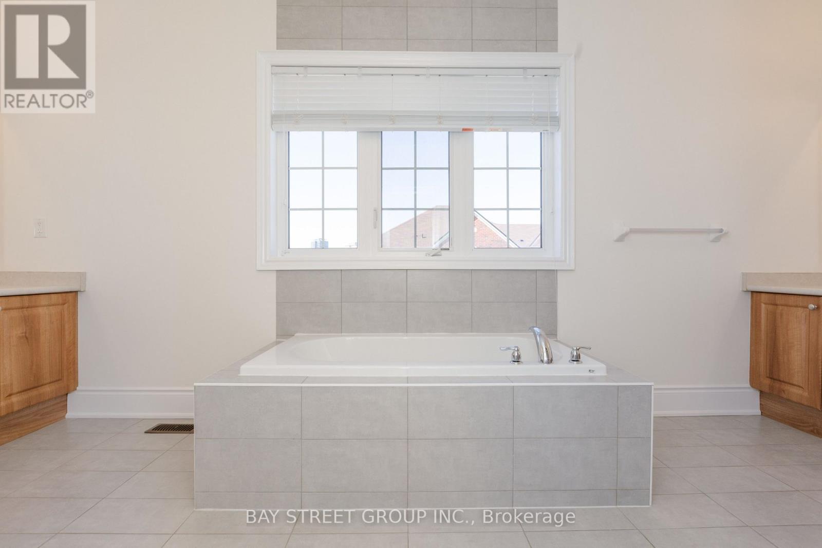 3127 Streamwood Pass, Oakville, Ontario  L6H 0T2 - Photo 27 - W12436422