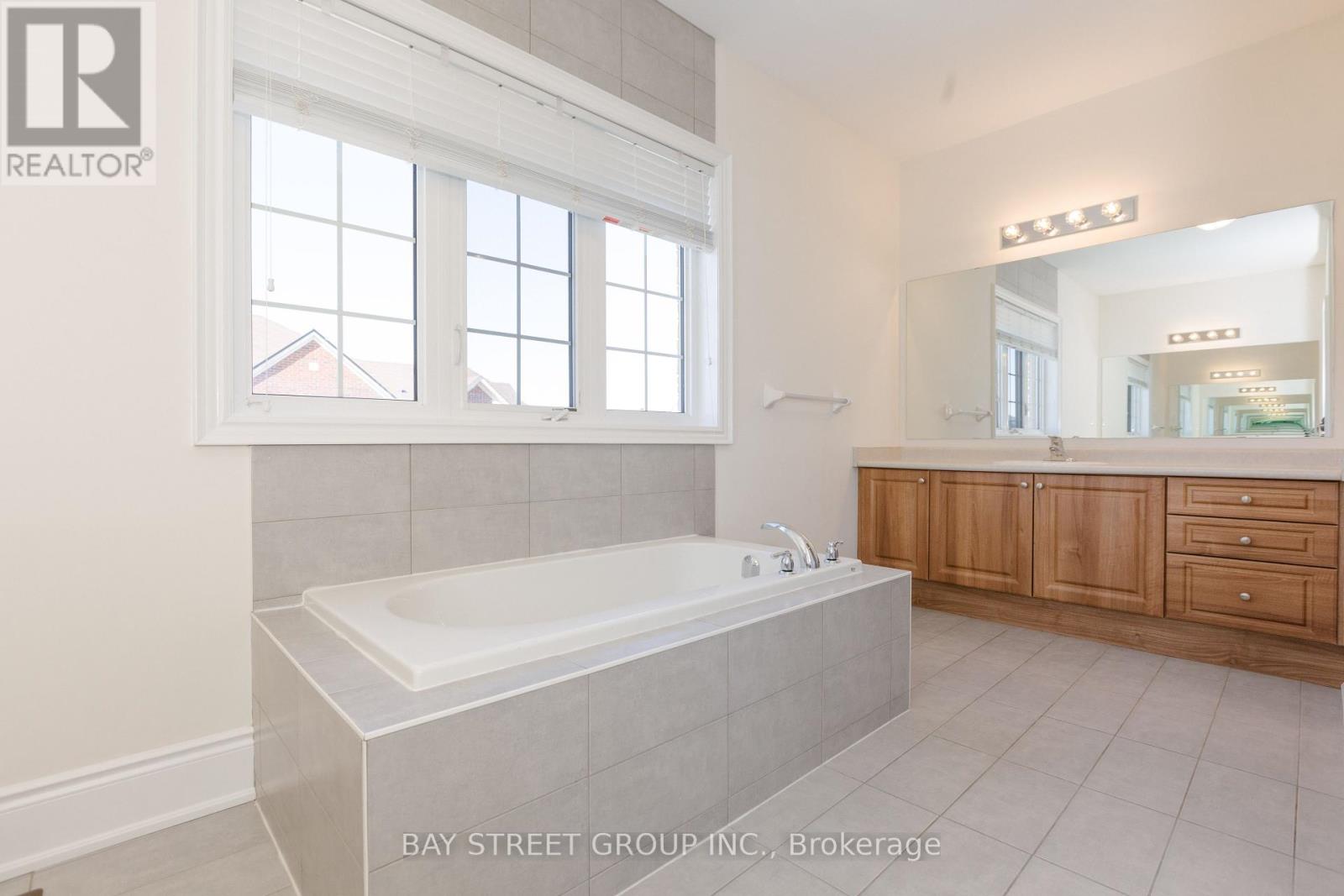 3127 Streamwood Pass, Oakville, Ontario  L6H 0T2 - Photo 28 - W12436422