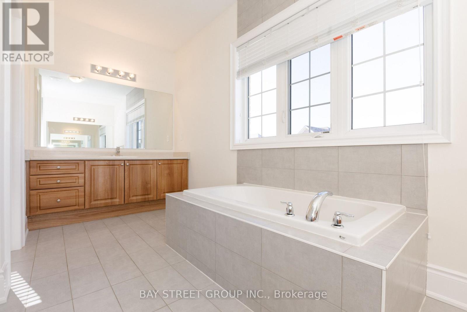 3127 Streamwood Pass, Oakville, Ontario  L6H 0T2 - Photo 29 - W12436422