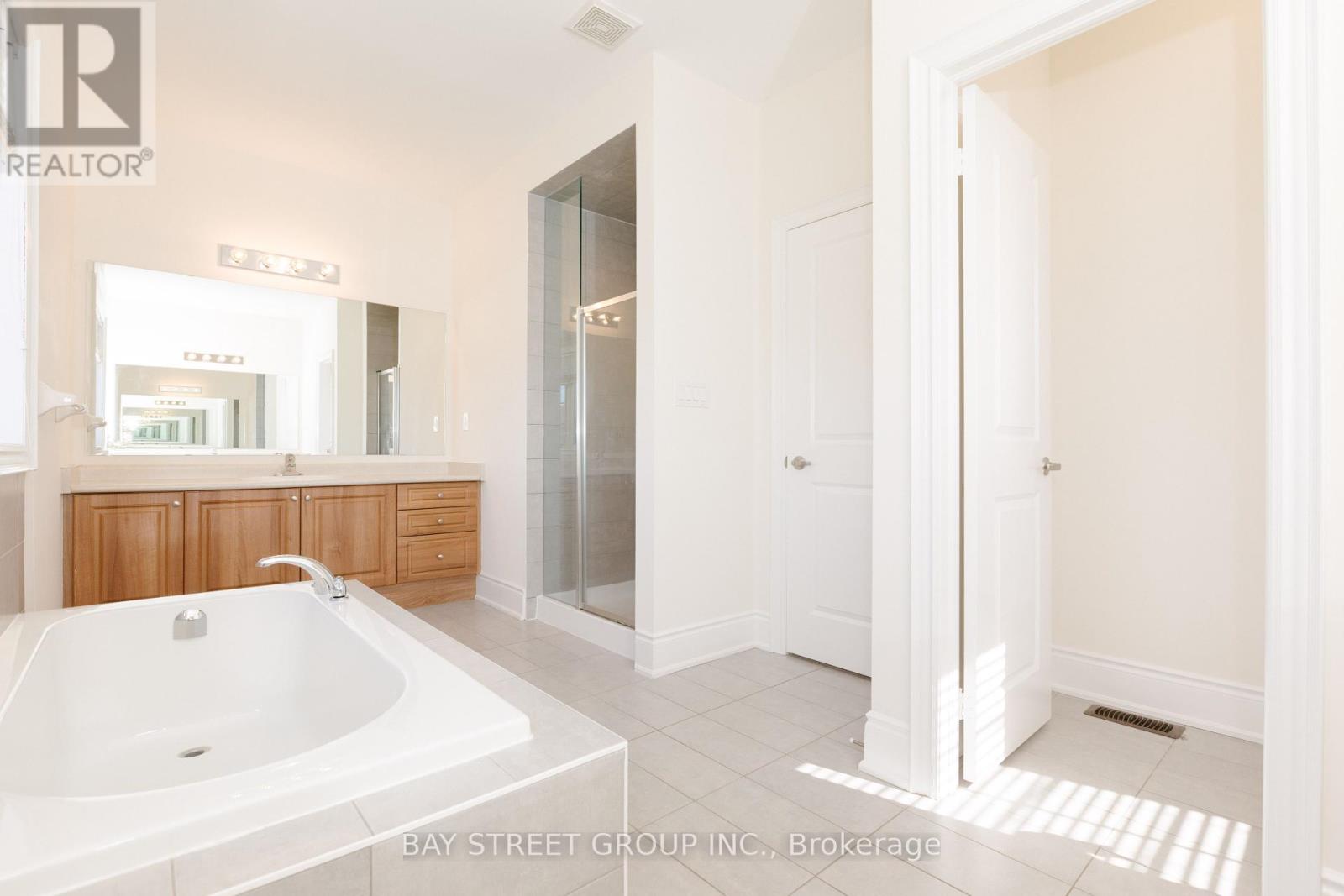 3127 Streamwood Pass, Oakville, Ontario  L6H 0T2 - Photo 31 - W12436422